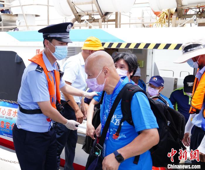 邊檢民警在靠泊碼頭邊服務(wù)馬祖同胞?！￡惢?攝