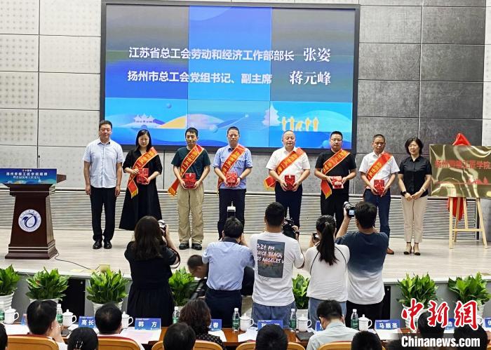 活動(dòng)現(xiàn)場(chǎng)向6位“揚(yáng)州大工匠”頒發(fā)“揚(yáng)州市五一勞動(dòng)獎(jiǎng)?wù)隆奔白C書。　崔佳明 攝