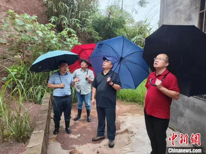 自然資源部駐廣西專家雷明堂和防城港市自然資源局工作組在防城區(qū)檢查指導(dǎo)?！V西自然資源廳 供圖