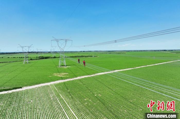 鳳凰—烏蘇Ⅱ回750千伏輸電線路?！●R元 攝