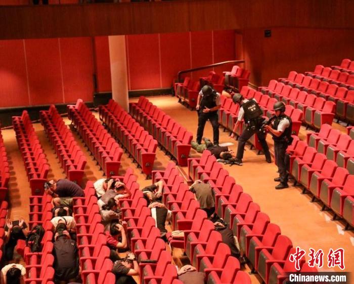 香港警方舉行代號(hào)“紫焰”反恐演習(xí)?！∠愀厶貐^(qū)政府新聞處圖片 攝