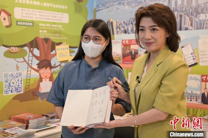 朱可為讀者在新書《可看香港》上簽名。　陳永諾 攝
