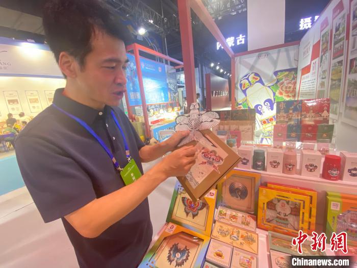 圖為繆伯剛為記者介紹“曹氏風(fēng)箏”文創(chuàng)產(chǎn)品。　張瑋 攝