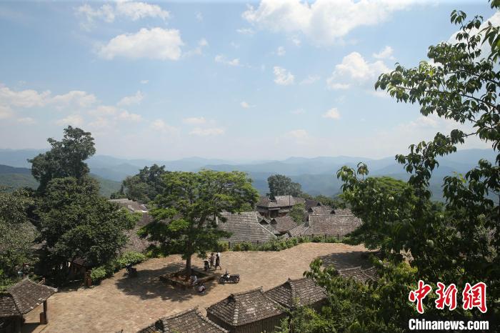 圖為景邁山中的布朗族傳統(tǒng)村落翁基?！↑S興鴻 攝