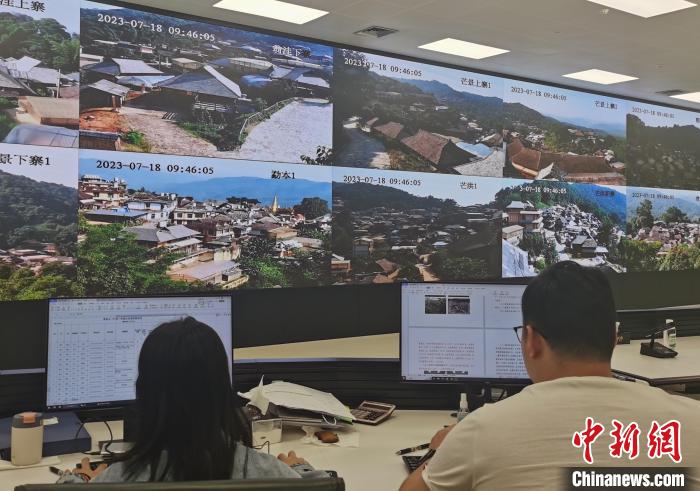 圖為普洱景邁山古茶林保護管理局工作人員通過監(jiān)測設備查看轄區(qū)內傳統(tǒng)村落情況?！↑S興鴻 攝