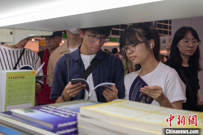 市民在書展內(nèi)看書。　陳永諾 攝