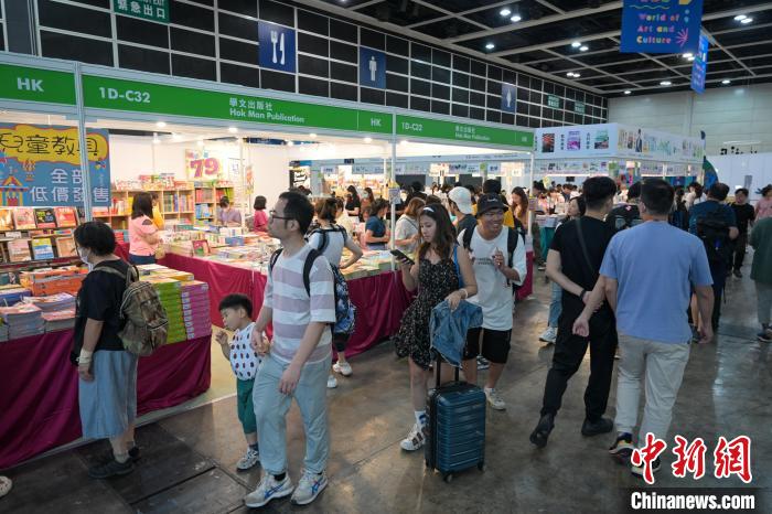 眾多市民到書展選購書籍?！￡愑乐Z 攝