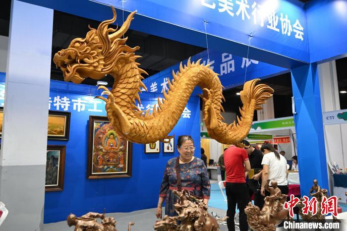 3米長(zhǎng)泡沫雕龍?jiān)谖牟?huì)上展出。劉文華 攝