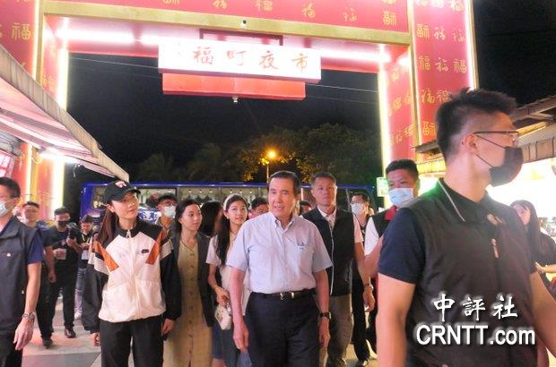 馬英九帶陸生團(tuán)逛花連東大門夜市，人氣爆棚民眾排隊(duì)等合照