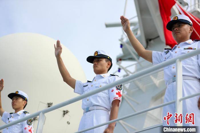 分區(qū)列隊(duì)官兵向送行人群揮手告別?！⌒煳?攝