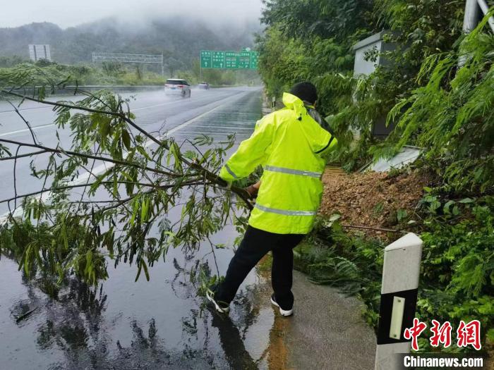 圖為重慶高速公路的一處交通受阻點(diǎn)?！≈貞c高速公路集團(tuán)有限公司供圖