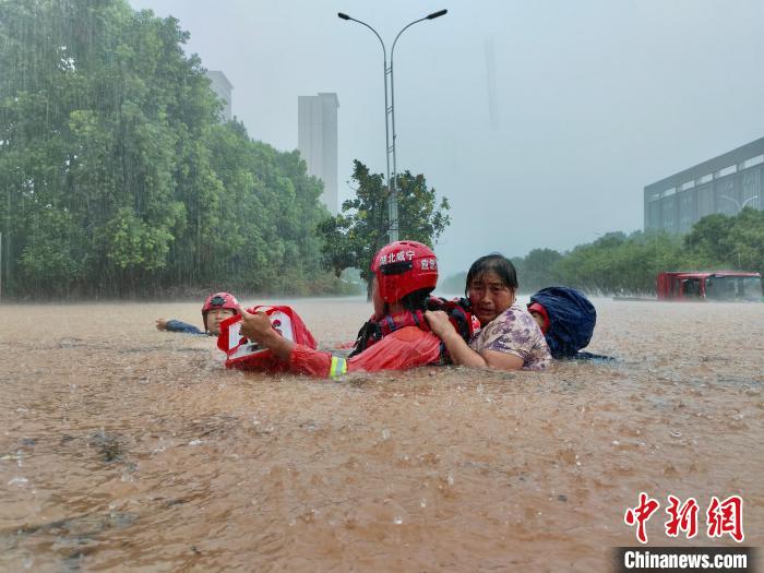 湖北咸寧暴雨引發(fā)內(nèi)澇， 消防營救民眾 朱燕林 攝
