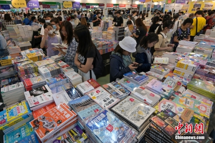 7月21日，在香港會(huì)議展覽中心舉行的第33屆香港書(shū)展步入第三日，眾多市民到場(chǎng)選購(gòu)書(shū)籍，熱度不減。<a target='_blank' href='/'>中新社</a>記者 陳永諾 攝