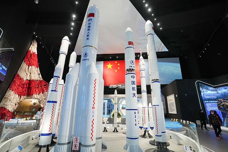 2023年4月24日，觀眾在中國航天博物館參觀展出的長征系列運載火箭模型。（圖源：新華社）