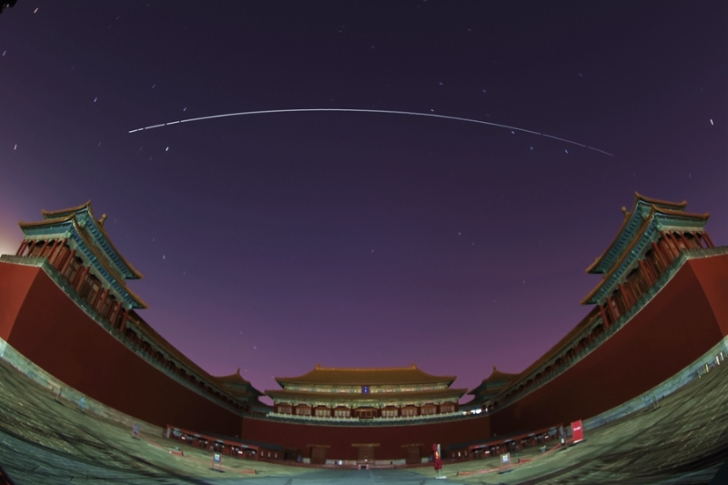 2021年11月19日，在北京故宮午門拍攝的中國空間站過境照片，軌跡為多張照片堆棧。（圖源：新華社）