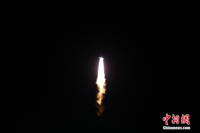 北京時間2023年7月27日4時02分，中國在西昌衛(wèi)星發(fā)射中心使用長征二號丁運載火箭，采取一箭三星方式，成功將遙感三十六號衛(wèi)星發(fā)射升空，衛(wèi)星順利進入預(yù)定軌道，發(fā)射任務(wù)獲得圓滿成功。張英健 攝