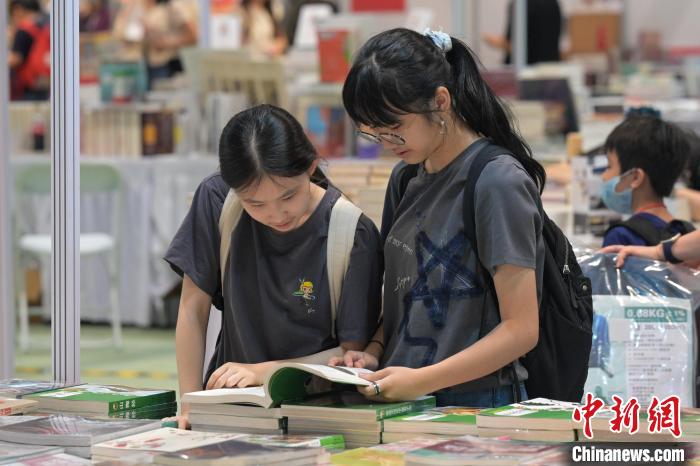 市民在書展內(nèi)看書。陳永諾 攝