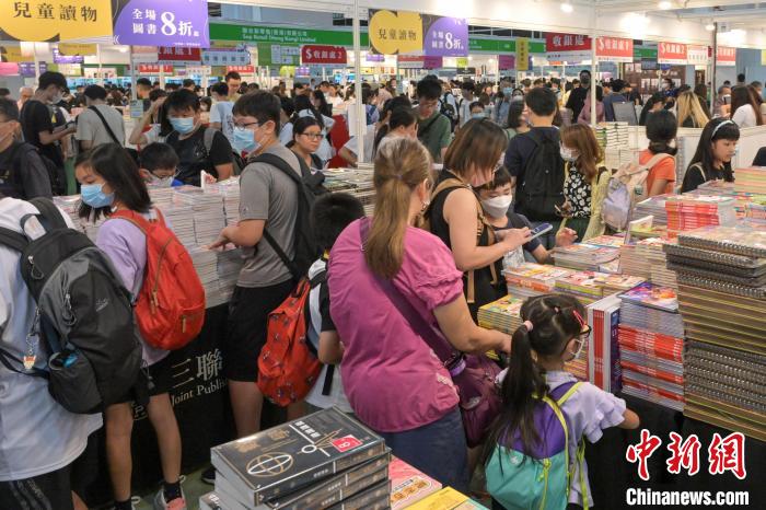 眾多市民到書展選購書籍。陳永諾 攝