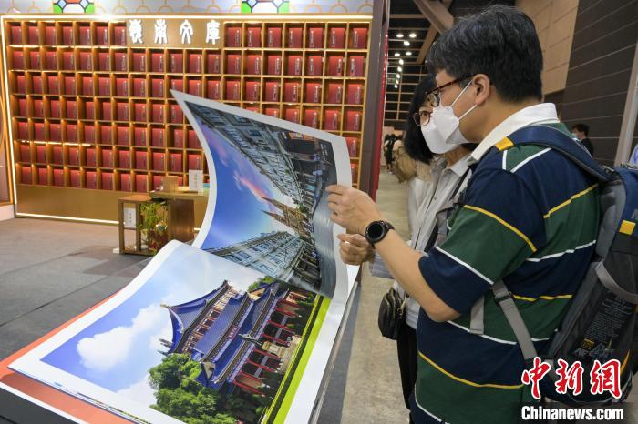 市民觀賞畫冊。陳永諾 攝