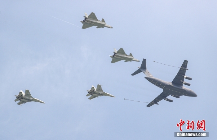 7月26日，2023年空軍航空開放活動(dòng)·長(zhǎng)春航空展在吉林長(zhǎng)春開幕。圖為運(yùn)油-20單機(jī) + 殲-20雙機(jī) + 殲-16雙機(jī)加油編隊(duì)。<a target='_blank' href='/'>中新社</a>記者 賈天勇 攝