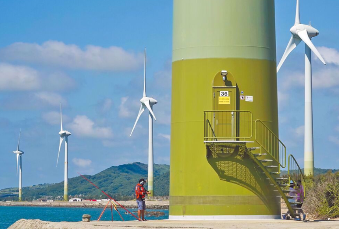 圖為臺灣再生能源風(fēng)力發(fā)電示意照