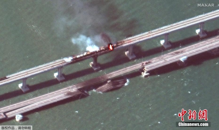 當(dāng)?shù)貢r間10月8日，衛(wèi)星航拍爆炸起火的克里米亞大橋，橋面上濃煙滾滾，部分路面斷裂。據(jù)報道，當(dāng)日克里米亞大橋公路橋上一輛卡車發(fā)生爆炸，導(dǎo)致與公路橋并行的鐵路橋上一貨運(yùn)列車上七個油罐被點(diǎn)燃，事件造成3人死亡。8日晚，克里米亞地區(qū)領(lǐng)導(dǎo)人阿克肖諾夫宣布，將該地區(qū)的“黃色”恐怖襲擊風(fēng)險等級延長至10月23日20時。