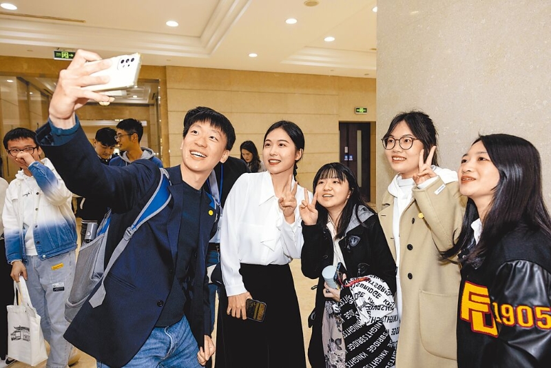 馬英九基金會(huì)有意邀請(qǐng)大陸5校學(xué)生來臺(tái)交流，陸委會(huì)主委辦公室要馬辦不要送件，稱陸委會(huì)不會(huì)同意。圖為兩岸學(xué)生交流合影留念。（新華社）.jpg