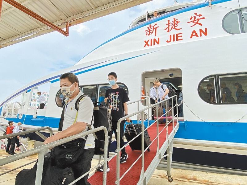 陸委會(huì)宣布，自7月20日起開放陸配持有探親（含長(zhǎng)期探親）入出境許可證之大陸親屬，可循小三通途徑至臺(tái)、澎、金、馬探親，也讓開放陸客來臺(tái)露出曙光。（于家麒攝）.jpg