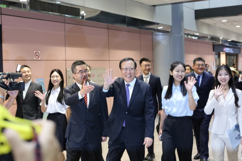 7月15日，大陸高校師生團(tuán)一行抵達(dá)臺(tái)灣桃園機(jī)場(chǎng)。新華社記者 陳君 攝.jpg