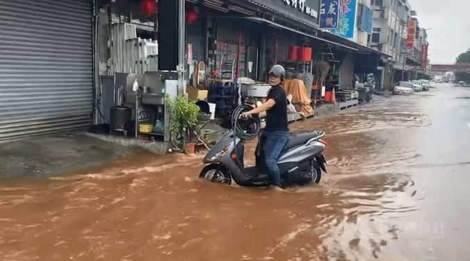 臺(tái)風(fēng)“杜蘇芮”26日帶來強(qiáng)降雨，宣泄不及造成臺(tái)東多處積水，其中南王里的省道臺(tái)9線路面遭黃泥水淹沒。圖片來源：臺(tái)灣“中央社”盧太城攝。.jpg