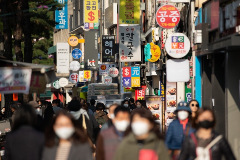 2022年11月24日，行人經(jīng)過韓國首爾明洞街區(qū)開設(shè)的一些換錢所。（圖源：新華社）