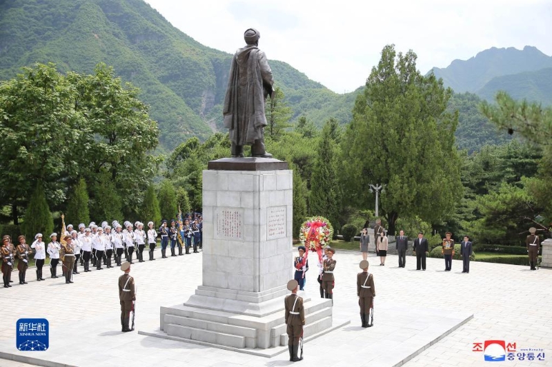 這張朝中社7月26日提供的照片顯示，朝鮮勞動黨總書記、國務(wù)委員長金正恩在朝鮮祖國解放戰(zhàn)爭勝利70周年之際，參謁位于平安南道檜倉郡的中國人民志愿軍烈士陵園。（圖源：新華社）