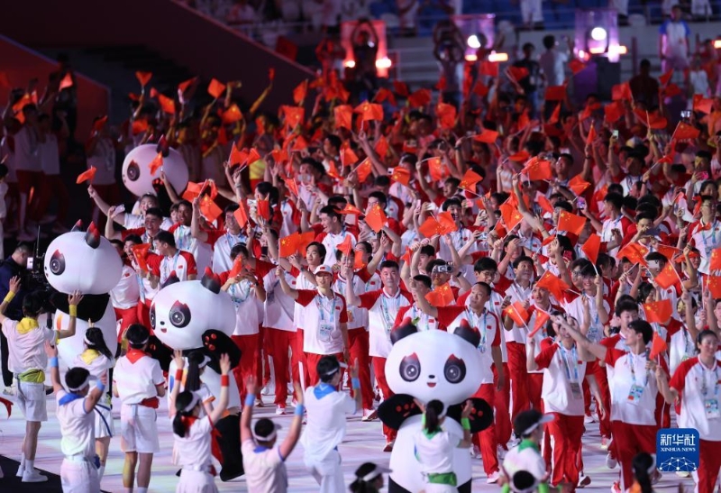 7月28日，第31屆世界大學(xué)生夏季運(yùn)動會開幕式在成都東安湖體育公園主體育場舉行。這是中國大學(xué)生體育代表團(tuán)在開幕式上入場。（圖源：新華社）