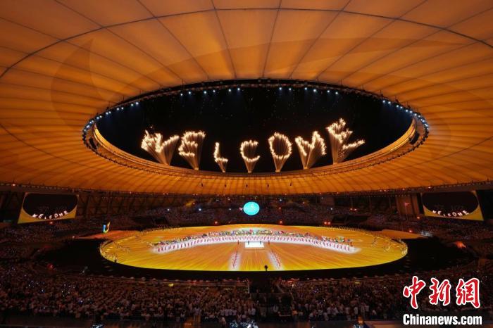 7月28日晚，第31屆世界大學(xué)生夏季運(yùn)動(dòng)會(huì)開幕式在四川省成都市舉行。圖為開幕式焰火?！≈行律缬浾?毛建軍 攝
