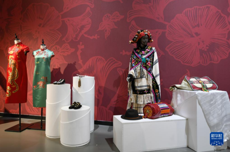 這是7月16日在大運(yùn)村展覽中心內(nèi)拍攝的特色服飾展區(qū)。新華社記者 胥冰潔 攝
