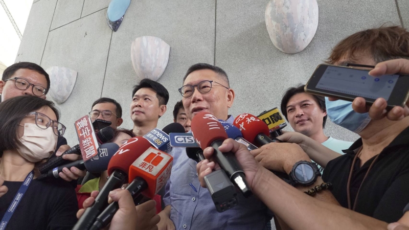 對于民眾黨英文官網(wǎng)的爭議，民眾黨主席柯文哲表示，以后要找英文母語的人來審查。（圖源：臺灣《聯(lián)合報》）