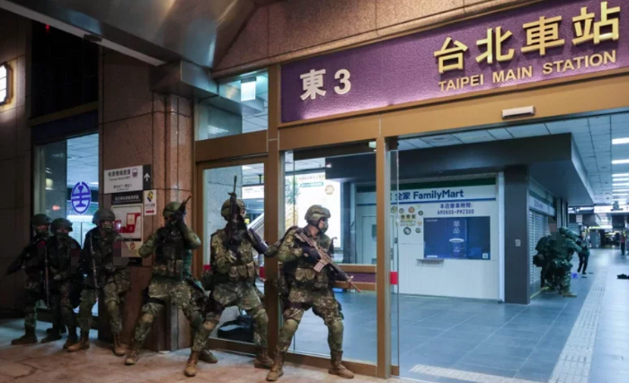 臺軍“漢光39號”演習，26日凌晨于臺北車站演練關鍵基礎設施防護，但“憲兵”在透明玻璃后方掩蔽的作為，卻飽受質疑