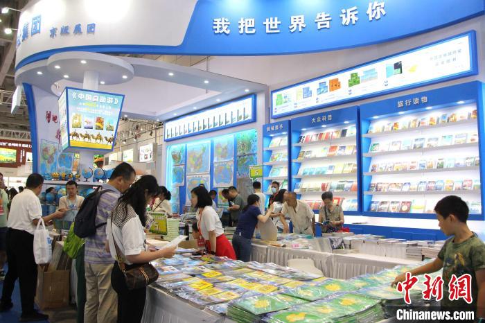 地圖類科普圖書受到讀者歡迎。趙曉 攝