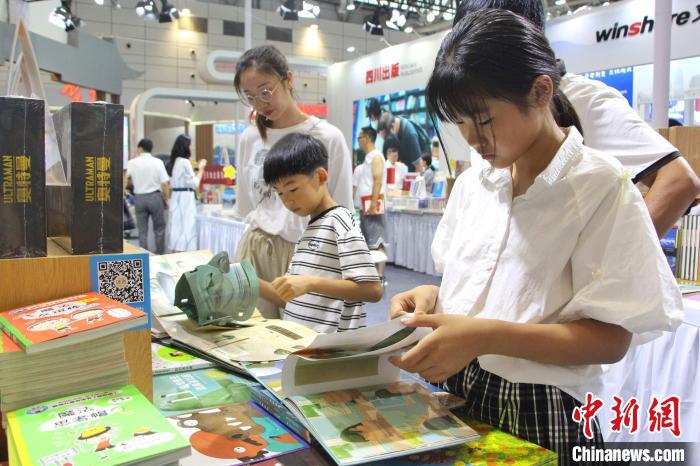 孩子在現(xiàn)場閱讀圖書。趙曉攝