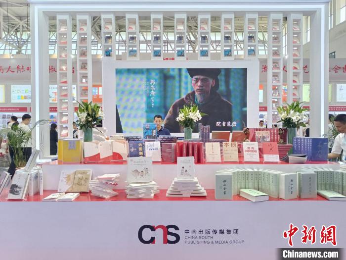 近百種新書精品在半通透式書墻前集中陳列。鄧霞攝