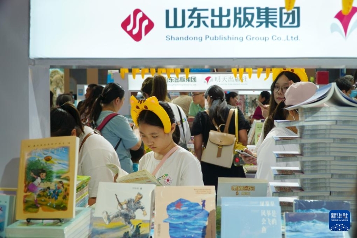 7月27日，在第31屆全國圖書交易博覽會上，讀者在閱覽新書。新華社記者 徐速繪 攝1