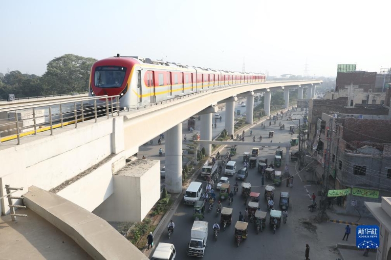 在巴基斯坦拉合爾市，一輛橙線地鐵列車準(zhǔn)備進(jìn)站（2020年10月26日攝）。巴基斯坦首條地鐵——拉合爾橙線當(dāng)日迎來(lái)首批乘客，標(biāo)志著巴基斯坦步入“地鐵時(shí)代”。新華社記者 劉天 攝