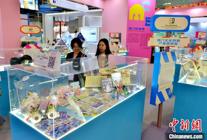澳門館展示的文創(chuàng)品吸引參觀者。呂明 攝