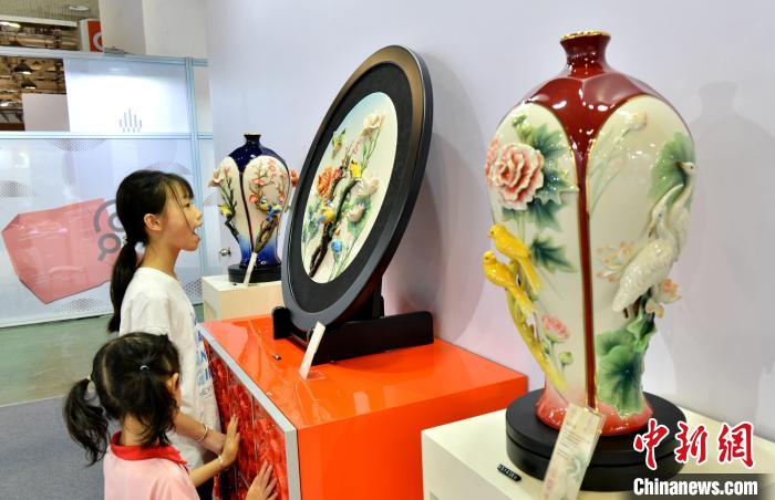 臺灣法藍(lán)瓷展區(qū)吸引小朋友參觀。呂明 攝