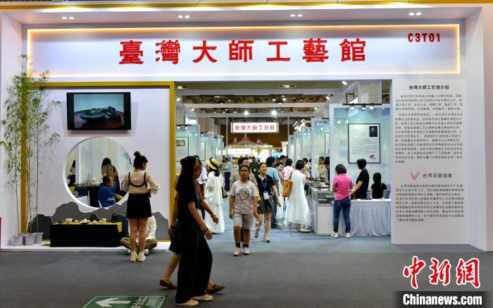 臺灣大師工藝館吸引市民參觀。呂明 攝