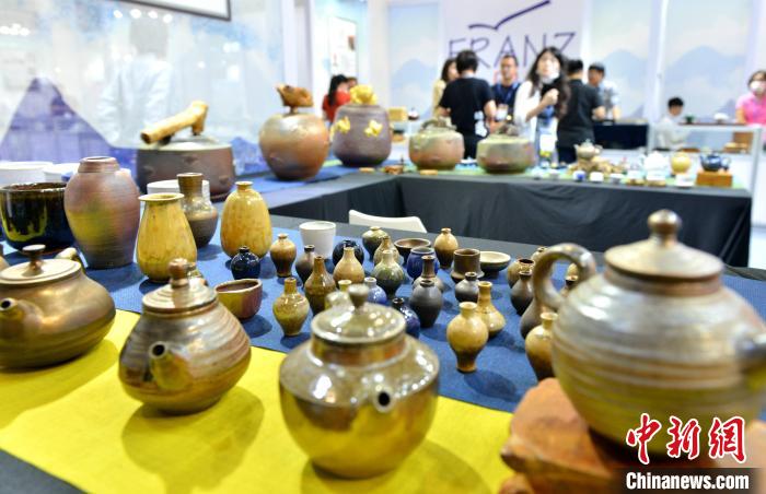 臺灣文創(chuàng)品吸引參觀者。呂明 攝