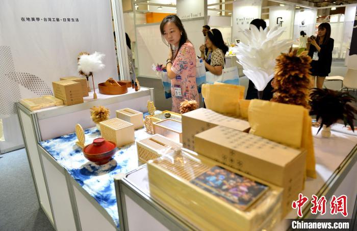 臺灣文創(chuàng)品吸引參觀者。呂明 攝1