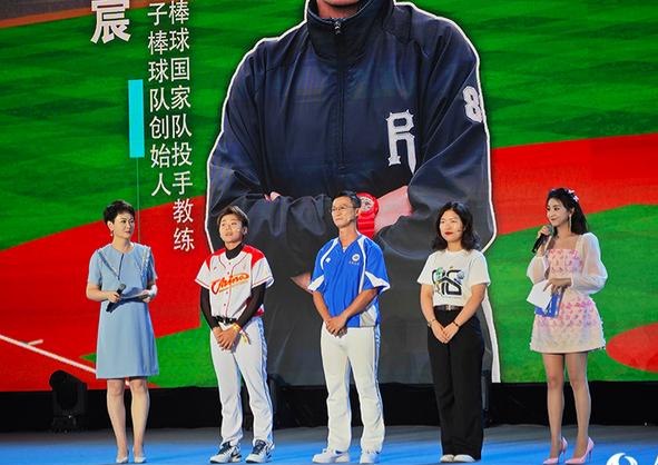 許語(yǔ)宸(左二)在第十一屆海峽青年節(jié)峰會(huì)上分享交流融合故事。人民網(wǎng)