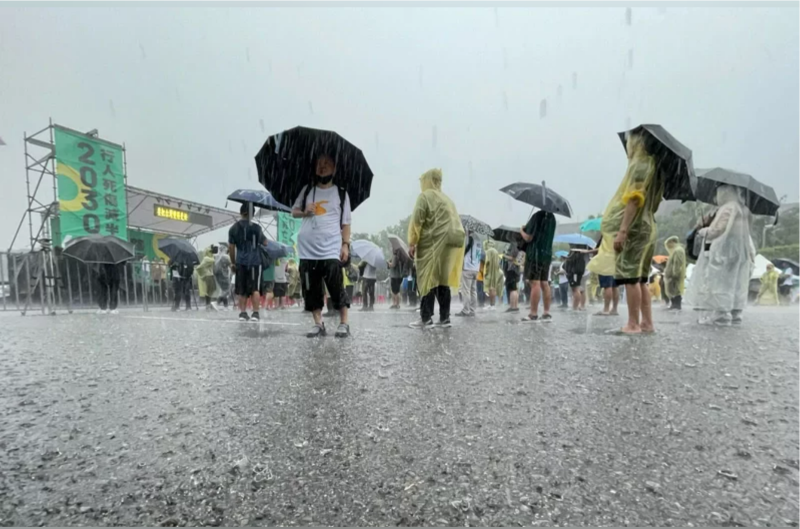 由行人零死亡推動(dòng)聯(lián)盟發(fā)起的還路於民大遊行20日在臺(tái)北凱達(dá)格蘭大道舉行，活動(dòng)開始現(xiàn)場就下起大雨，仍有許多民眾撐傘、穿雨衣到場相挺。中央社