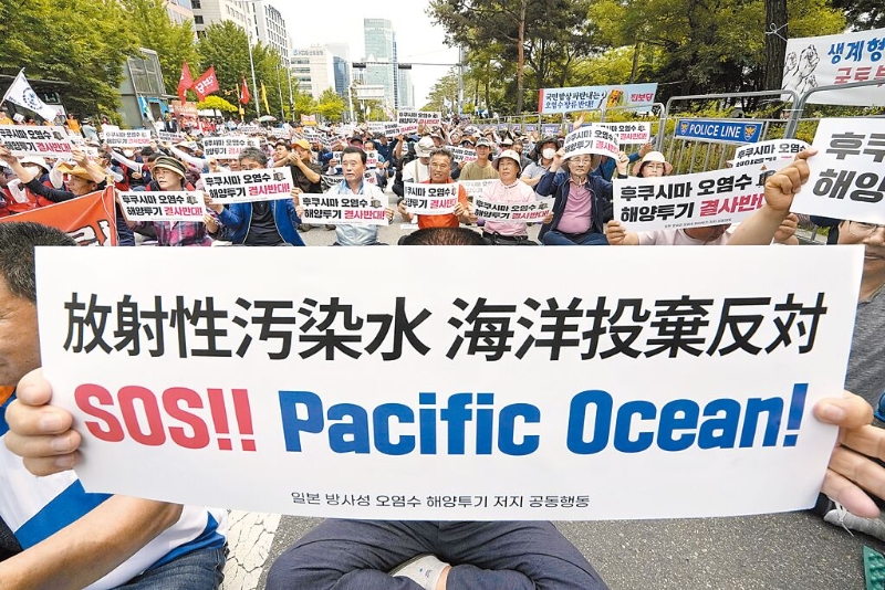 一向強烈反對福島核汙水排海的韓國環(huán)境、公民團體，昨日再度要求日本停止威脅生命的行為。圖為韓國漁民先前上街抗議的畫面。（美聯(lián)社）